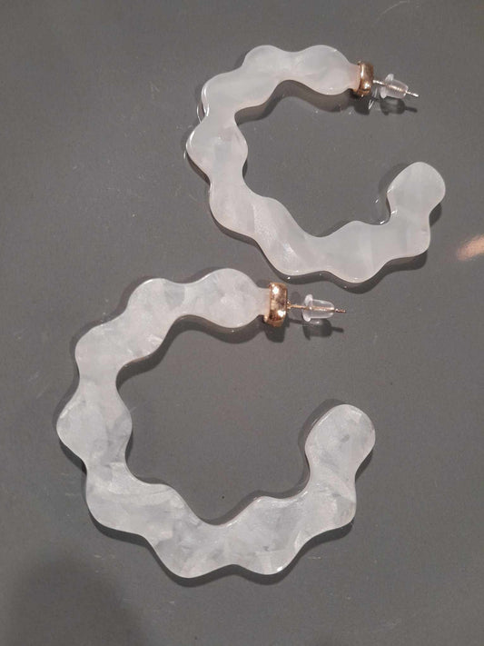 (G) WAVY Pearl Acrylic Hoop Earrings