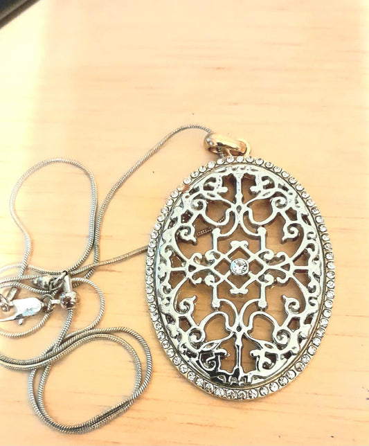 (H) VINTAGE INSPIRED FILIGREE OVAL PENDANT